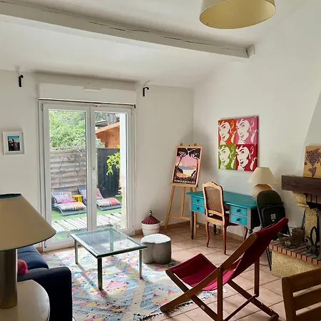 Cassis Hostel *